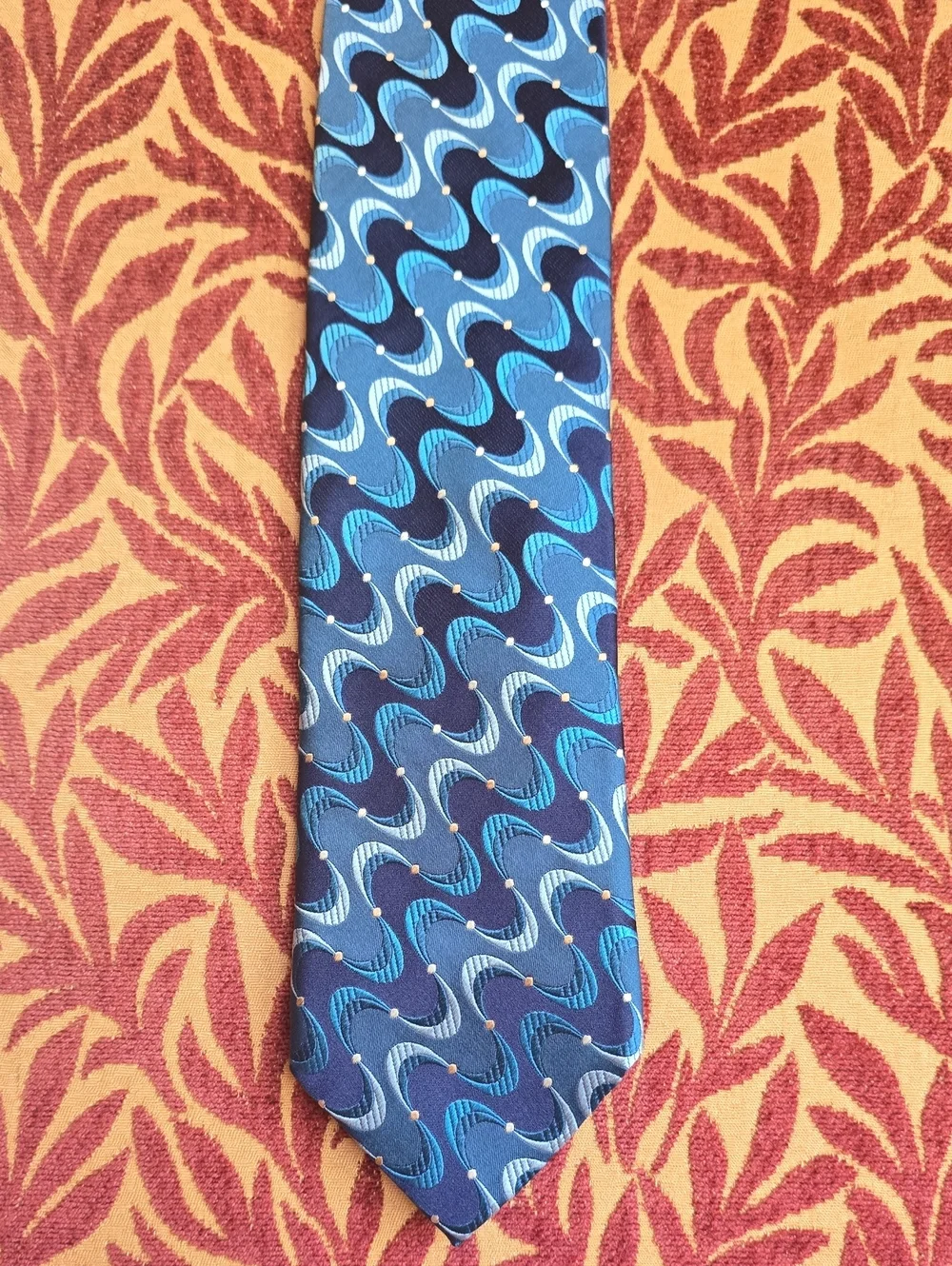 Blue Patterned Men's Silk Tie - Classic Wave Design